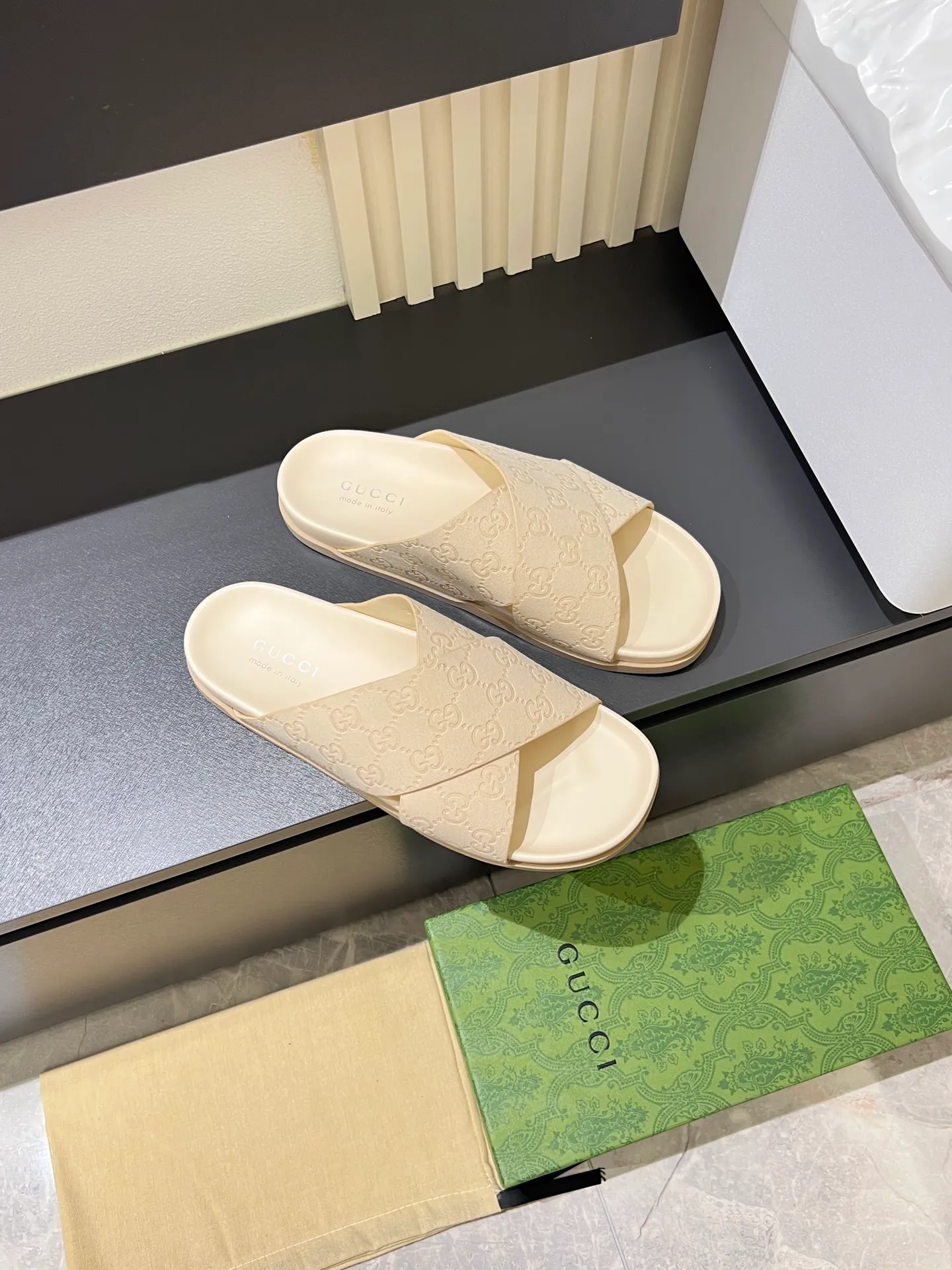 Men's Men's Shoes 💰p320 "GUCC＊" These slippers are made of GG polyester and feature a Gucci label on the front, adding a bold logo feel to the style. "Gucci Made in Italy" stamped label Rubber sole. Size 38-44